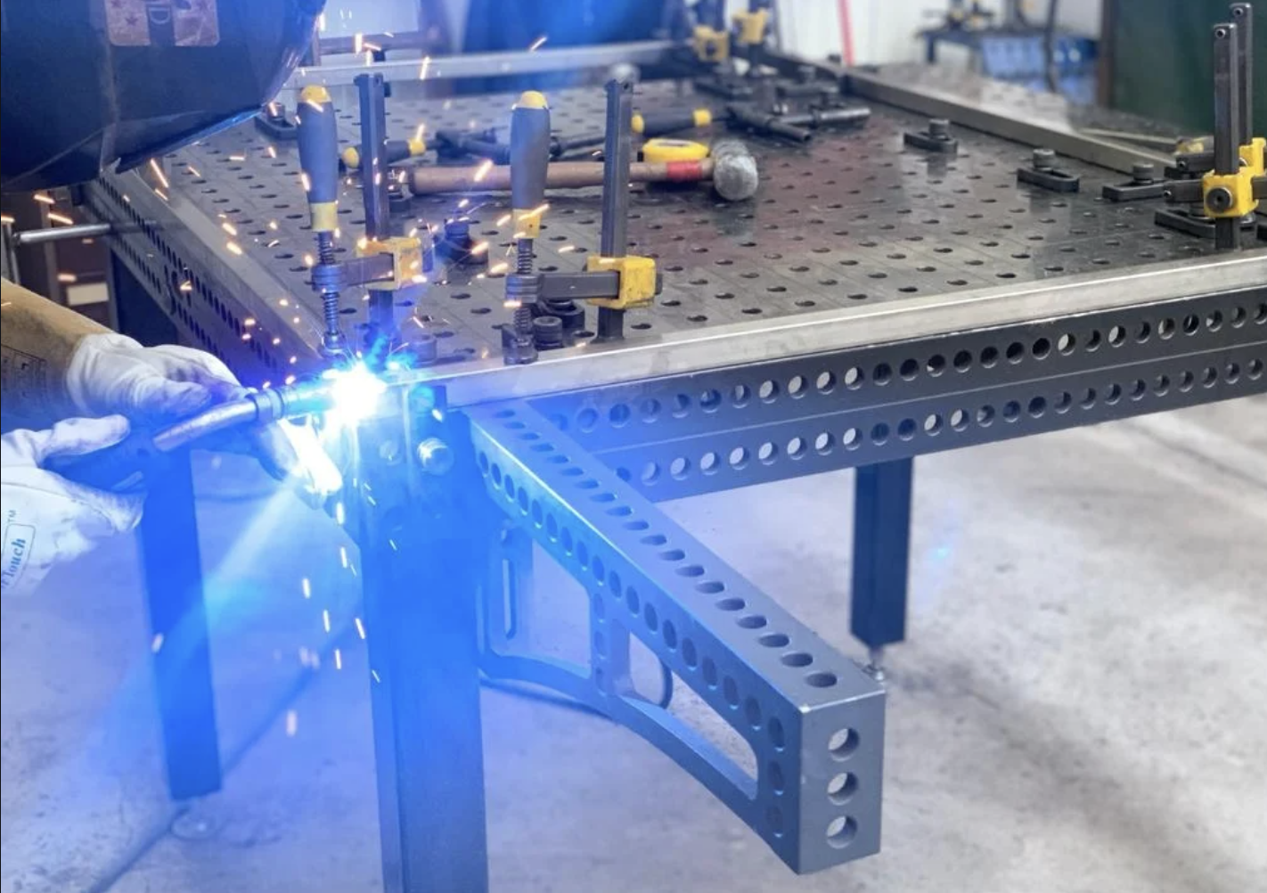 ¿Inoxidable, galvanizado o aluminio? Guía de materiales para la inversión en maquinaria ganadera